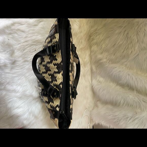 NWT Shiralea two tone black and beige woven straw tote with black double straps - Picture 9 of 14